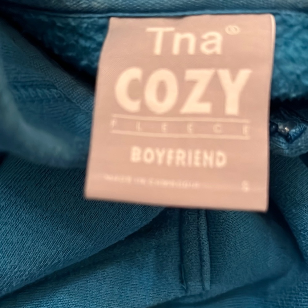 Aritzia COZY fleece Boyfriend cropped zip up hoodie
